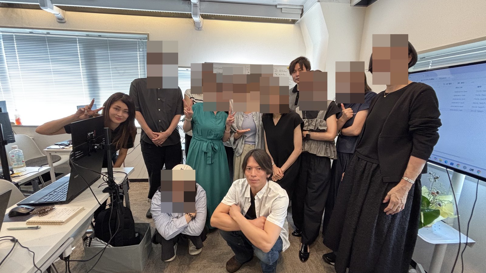 第1期(2月コース)の修了式に集まった受講者と講師の集合写真。受講者の顔にはモザイクをかけています